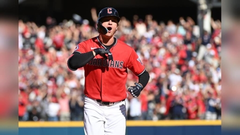 MLB(影)/開轟後超霸氣甩棒!守護者菜鳥外野手敲出逆轉2分砲險勝光芒