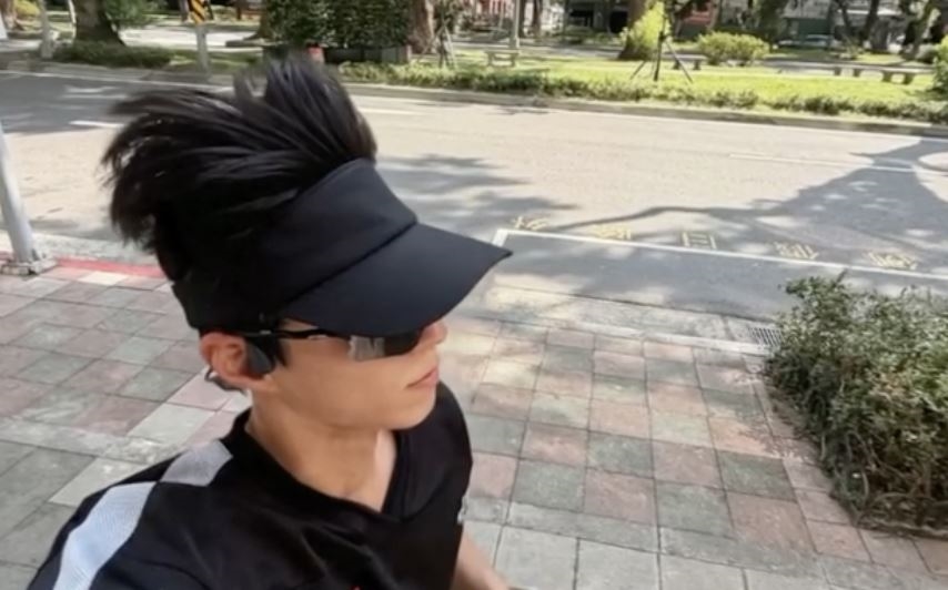 親自認證「你的保健交給寶劍」!朴寶劍台北慢跑 曬台灣公車諧音梗廣
