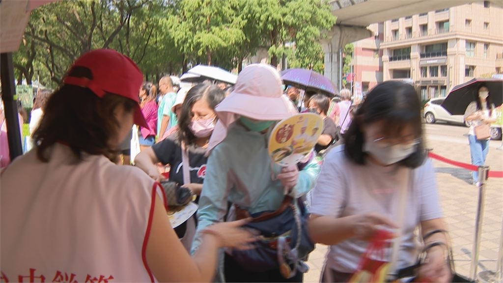 台中「太陽餅文化節」登場 買一送一買氣旺、業者補貨不手軟