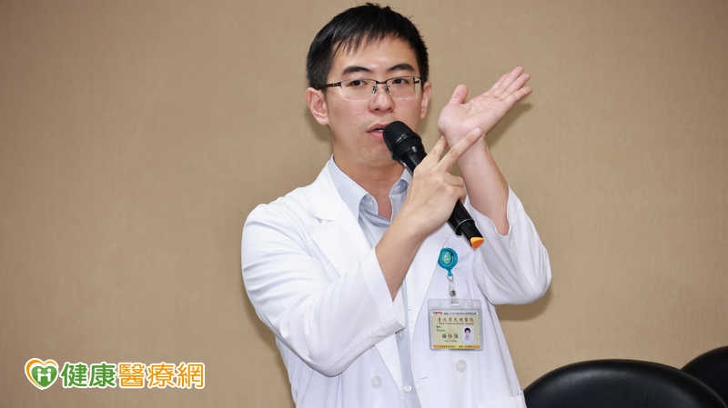 ▲楊怡強醫師建議,在國外滑雪若不慎受傷,應第一時間以護具固定患部,並視傷勢尋求專業醫師評估。(圖/北榮提供)