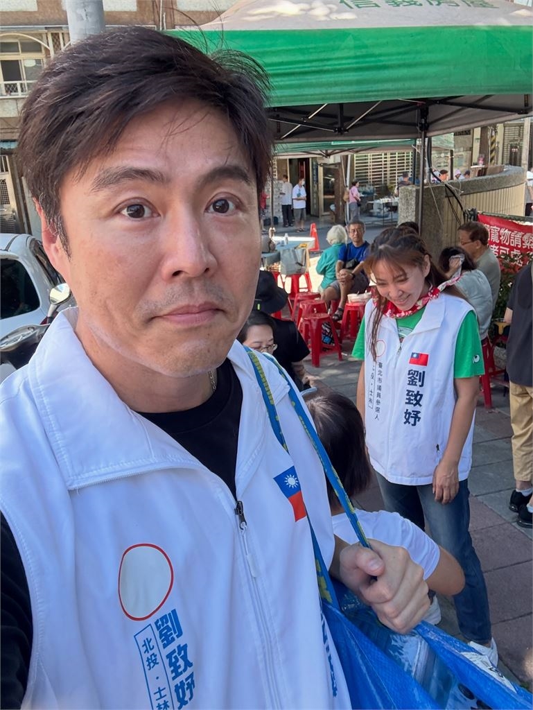 八點檔男神「穿競選背心」親上街拉票!竟是劉至翰「陪她掃街」現場畫面曝
