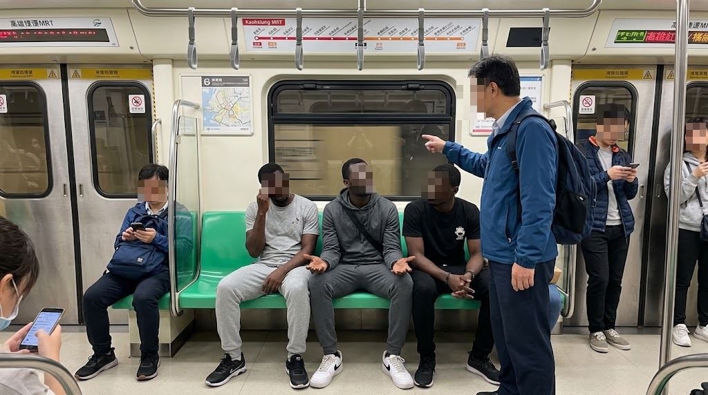 捷運驚見外籍男「掏鳥撒尿」全場狂逃!乘客爆「故意挑女生座位」高捷開罰了