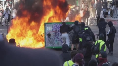 法國黃背心再現!抗議通膨、生活費高漲 多地民眾上街放火場面緊張