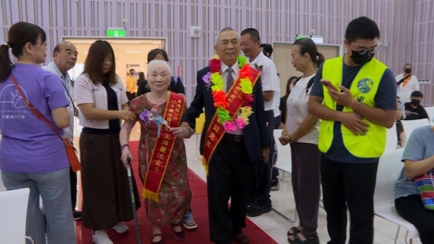 東港"鑽石婚夫妻"重陽節重溫婚禮 溫馨互道數十年感謝