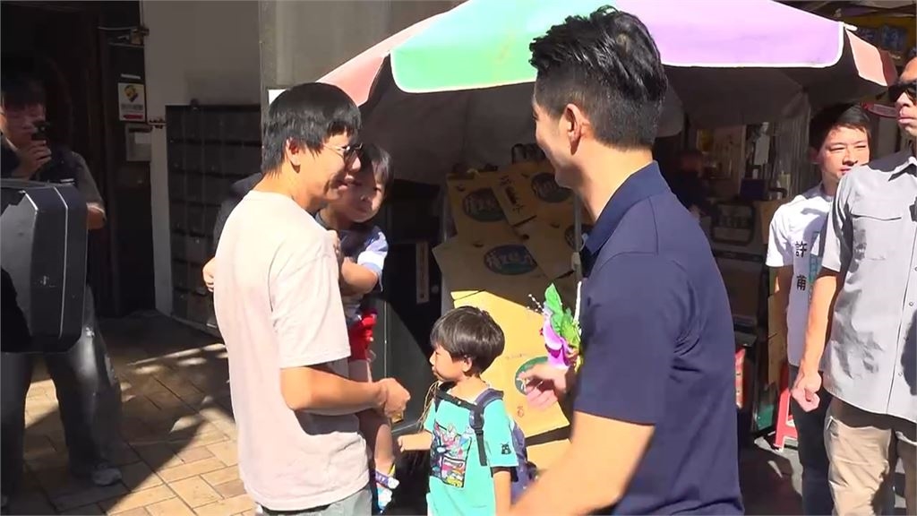 踢鐵板!蔣萬安遇「學弟」握手 遭當面回應:這次我會支持沈伯洋