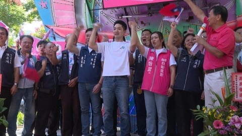 踢鐵板!蔣萬安遇「學弟」握手 遭當面回應:這次我會支持沈伯洋