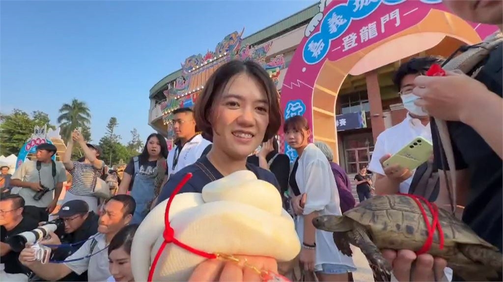 嘉義城隍廟寵物平安燈「買一送一」 點毛孩平安燈贈送主人光明燈