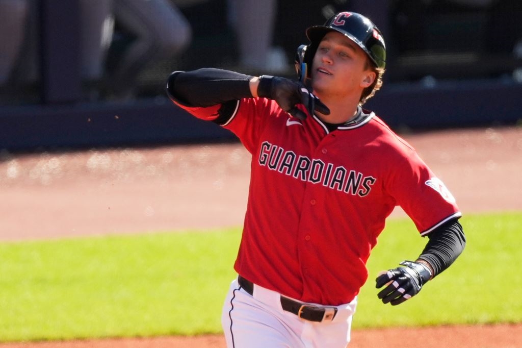 MLB／小時候教練不准甩棒！守護者菜鳥冠軍戰開轟太興奮　球棒竟飛成「直升機」