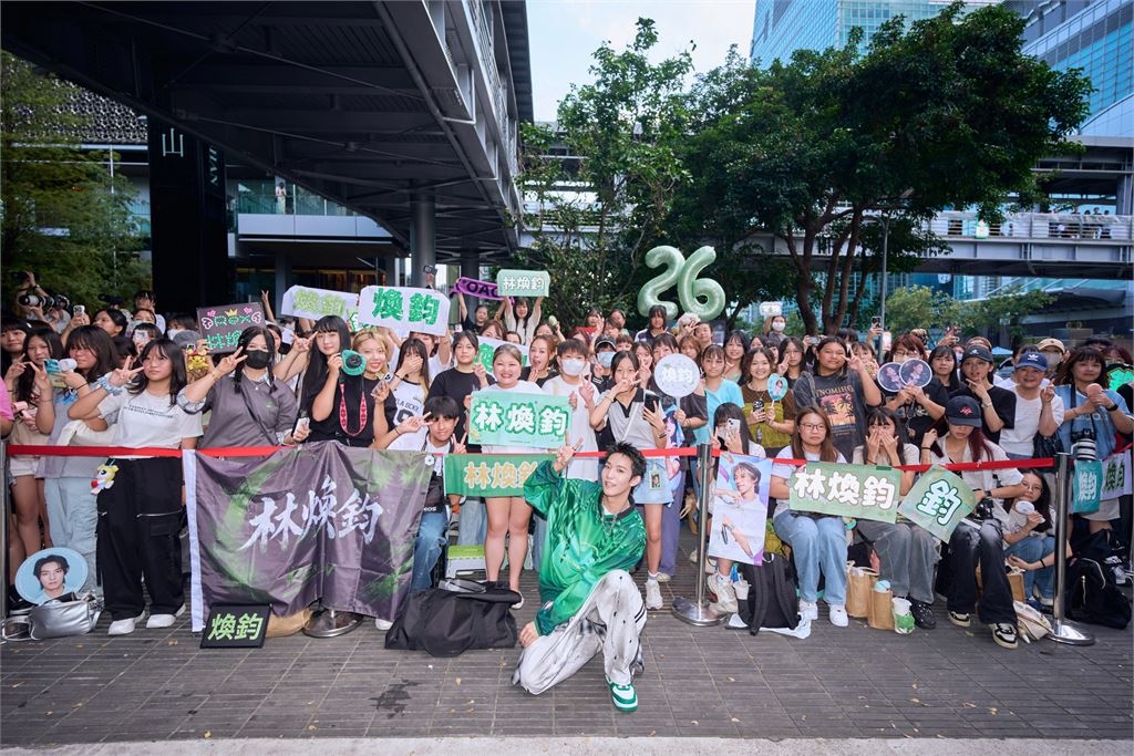 快新聞/O.A.O.嗨爆!煥鈞〈一對一〉生日首跳炸翻 子翔驚喜現身合體飆舞