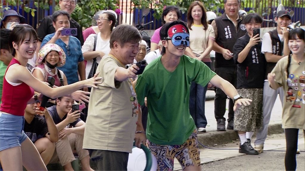 胡瓜累到癱坐地還逃不掉！阿翔一句「瓜哥有點不清醒再拿一桶水來」讓他嚇到狼狽逃跑