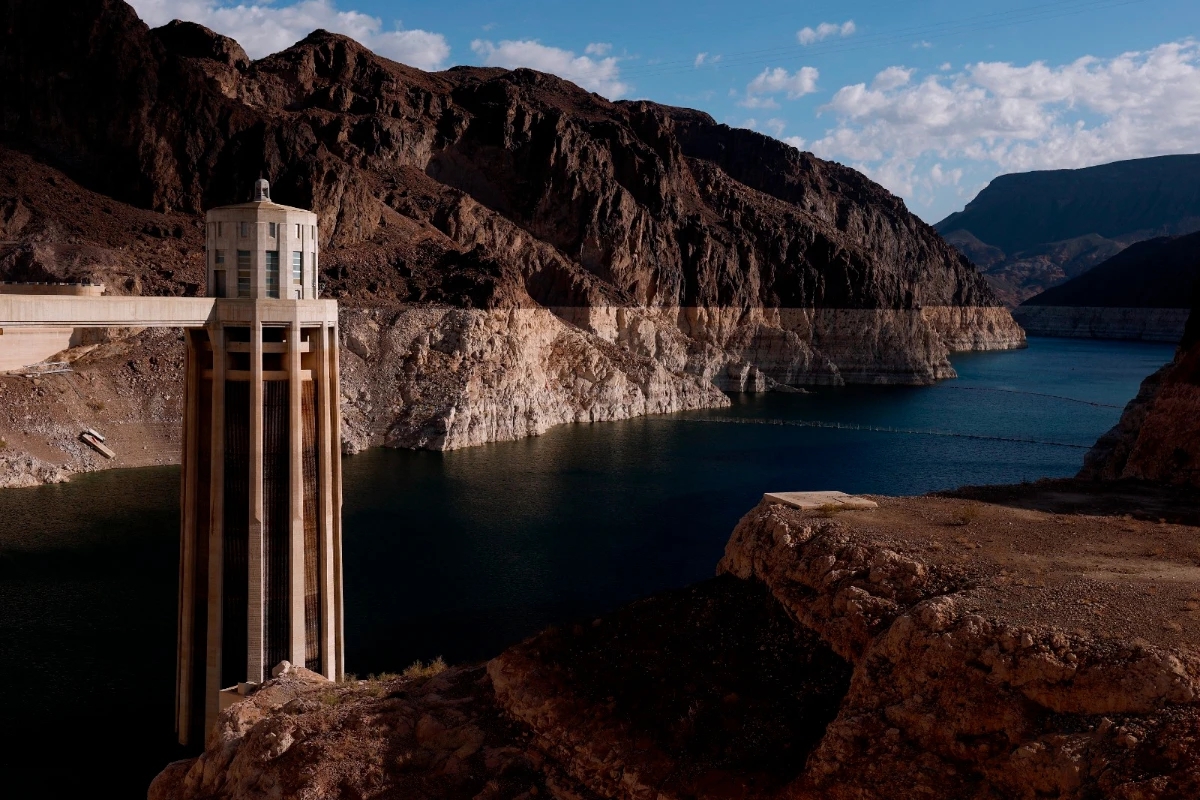 2026年9月1日,美國亞利桑那州米德湖的胡佛大壩(Hoover Dam )附近,可以看見水位明顯下降後露出的色差。(法新社)