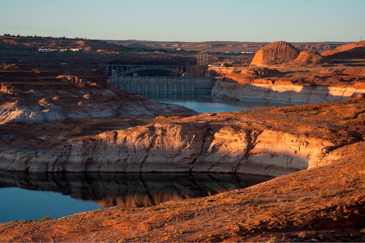 2025年7月10日,美國格倫峽谷(Glen Canyon)的鮑威爾湖。鮑威爾湖是科羅拉多河的重要水庫,攝影當時蓄水量僅為總容量的三分之一。(法新社)