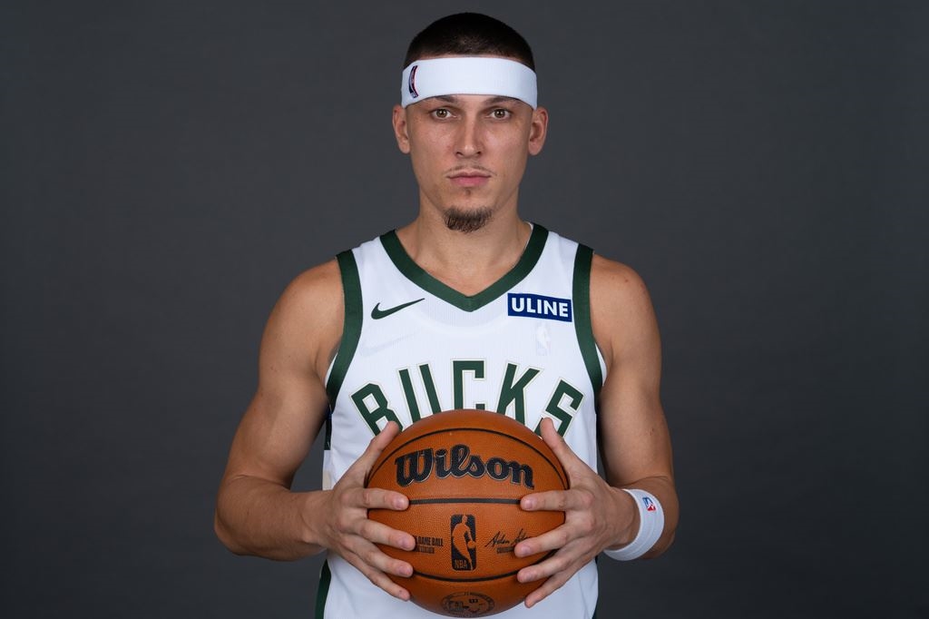 NBA/棒球太狂連籃球都得讓路!釀酒人44年後闖世界大賽 公鹿窩心開幕戰改時間