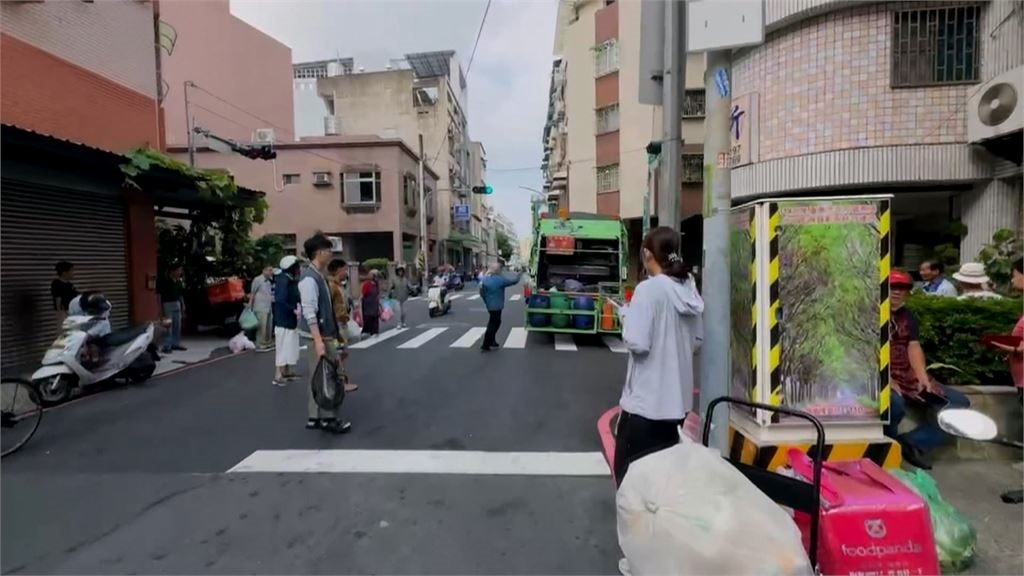 尷尬!台南民眾騎機車追垃圾車 以為算準距離一拋「丟中清潔員」