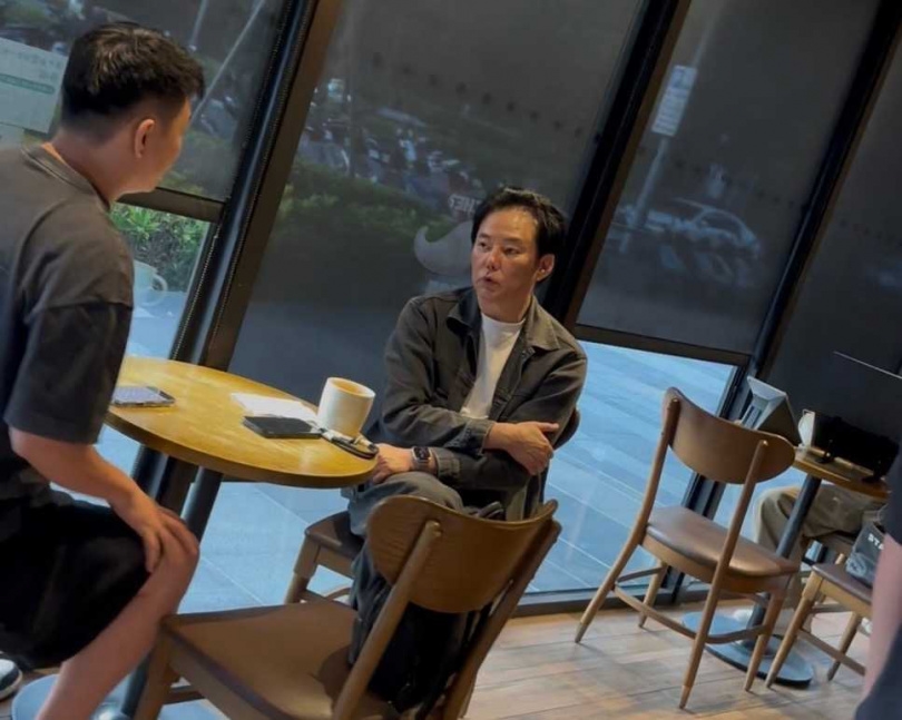 本刊讀者巧遇在咖啡廳討論工作行程的陽帆。(圖/讀者提供)