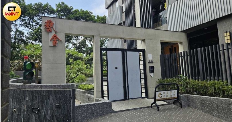 「藝舍」社區的建商隱瞞住戶停車場土地已另售他人。(圖/劉松霖攝)