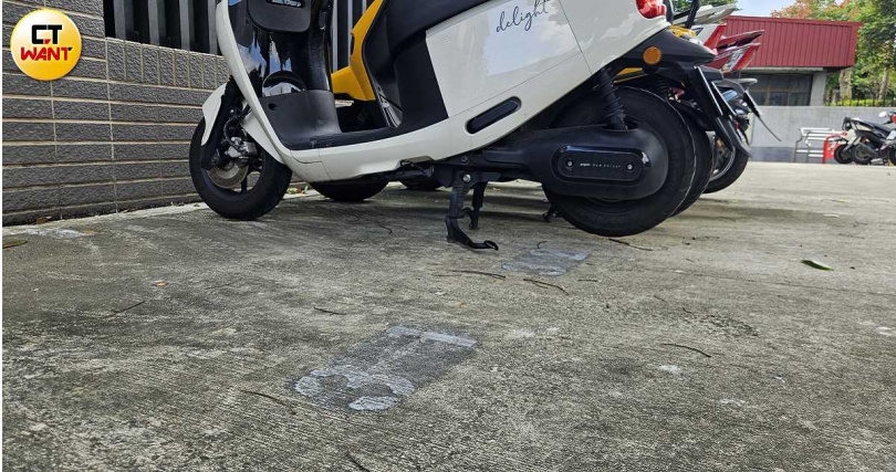 法院認為,標榜「一戶一機車位」的廣告也是買賣契約一部分。(圖/劉松霖攝)