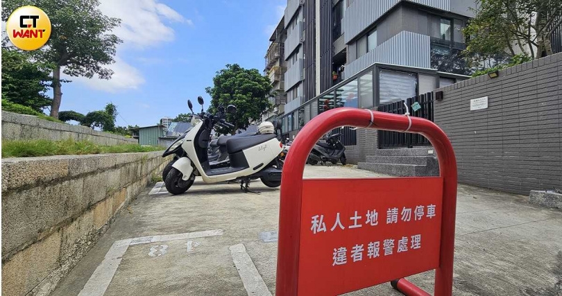 「立源藝舍」機車位的永久使用權價值18萬3890元。(圖/劉松霖攝)