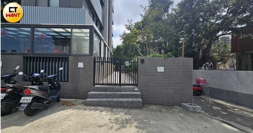 「立源藝舍」住戶擔心後門被封,每月花5千元租停車場以便通行(圖/劉松霖攝)