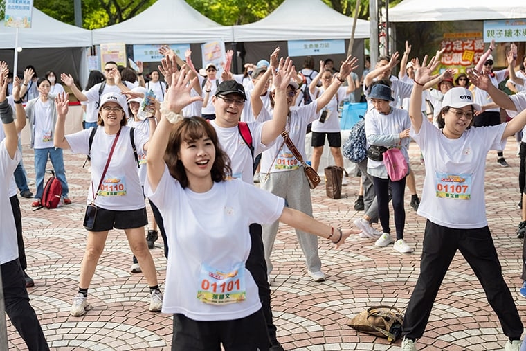 ▲百位民眾齊聚大安森林公園共跳ZUMBA、展現健康活力。(圖/財團法人器官捐贈移植登錄及病人自主推廣中心提供)
