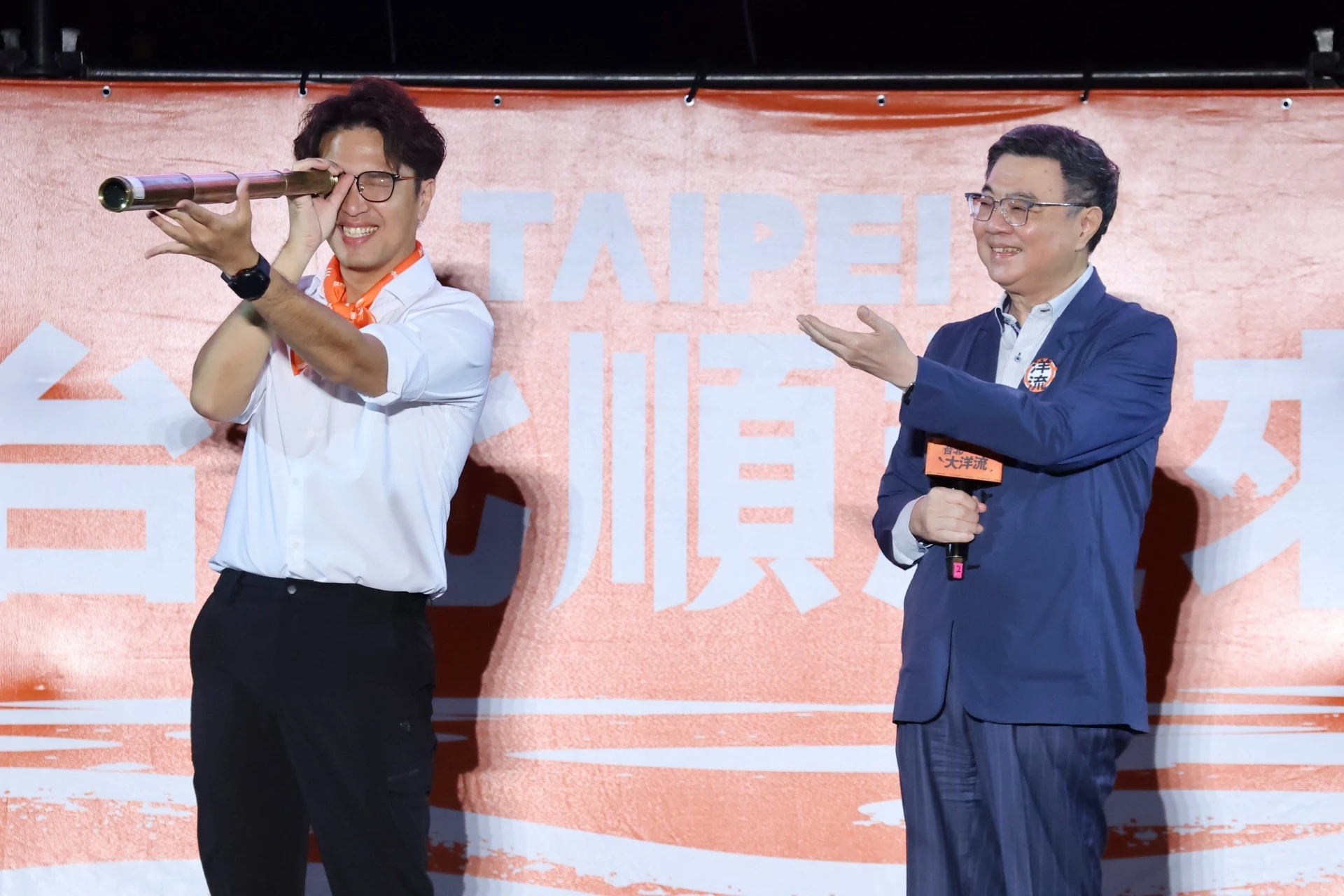 卓榮泰送沈伯洋望遠鏡。(王侑聖攝)