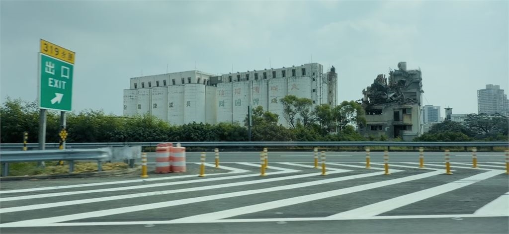 像要跌倒的「霍爾移動城堡」　國1永康段旁傾斜建物掀網熱議