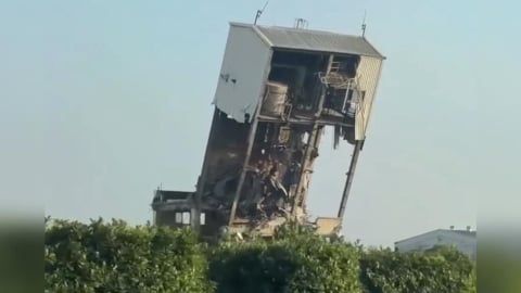 像要跌倒的「霍爾移動城堡」 國1永康段旁傾斜建物掀網熱議