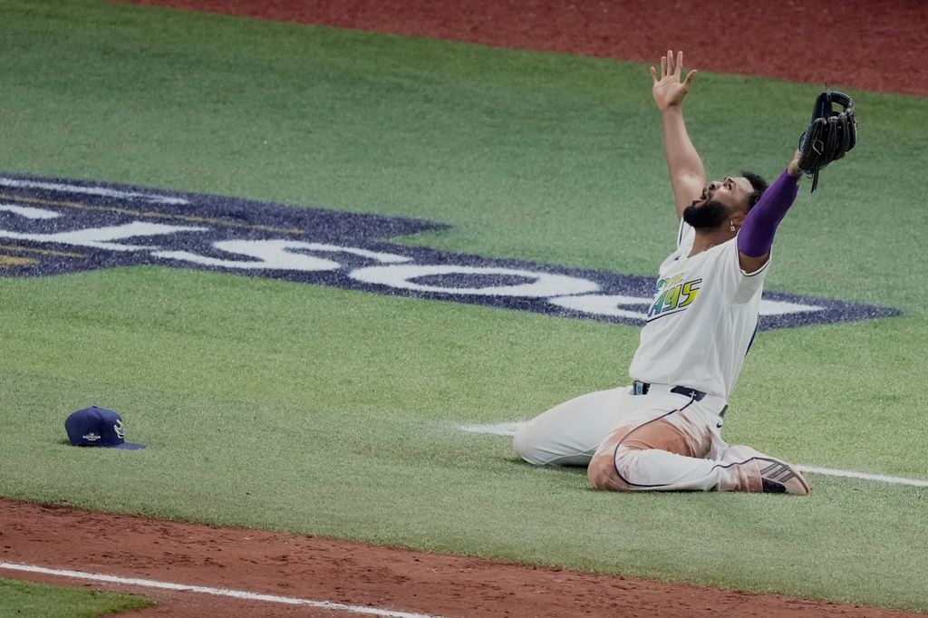 MLB(影)／生涯季後賽首轟來得正是時候！光芒年輕三壘重砲手終於一吐悶氣炒熱氣氛