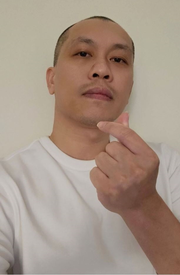 時事YTR公開表態了!曬「手指比愛心」照挺他 霸氣態度藏不住
