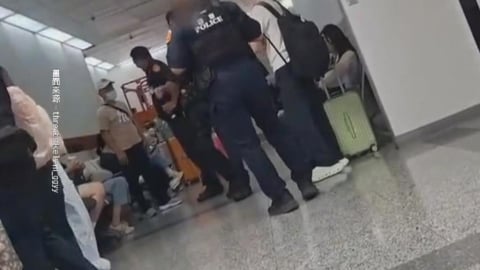 覺得被歧視！處理小港機場占位糾紛　旅客頻喊"警察仔"航警氣炸