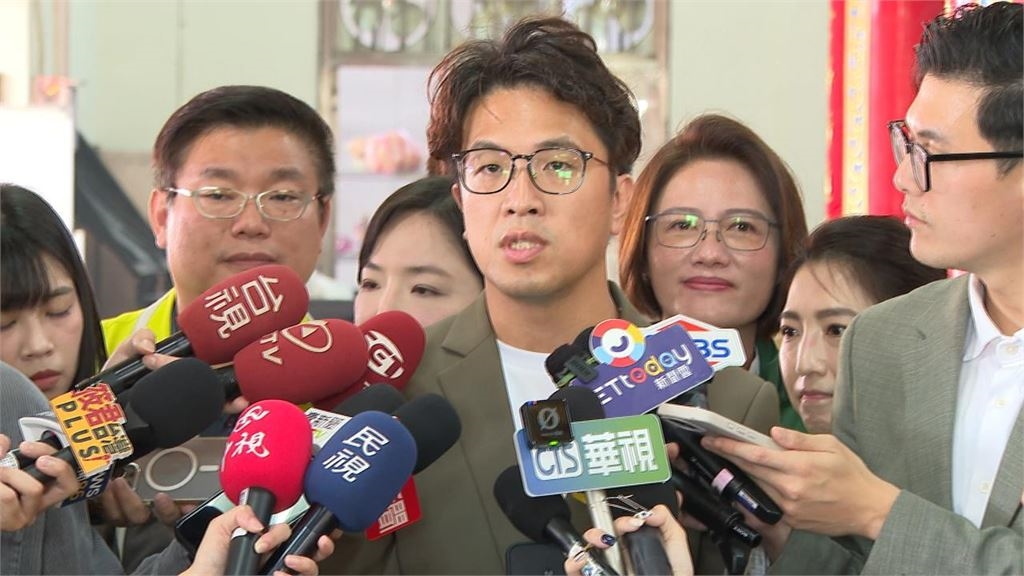 金曲歌王高喊「我們的市長」！學生齊喊「沈伯洋」他破嗓急糾正神反轉：是她拉