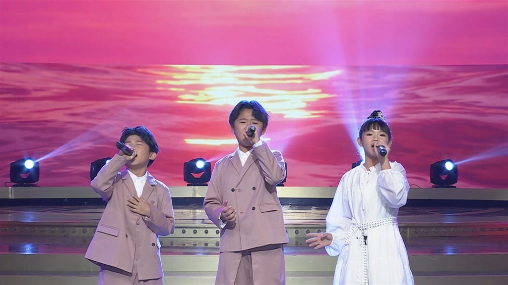 周祐均、周柏霖、杜亮妤演唱〈海海人生〉全場動容