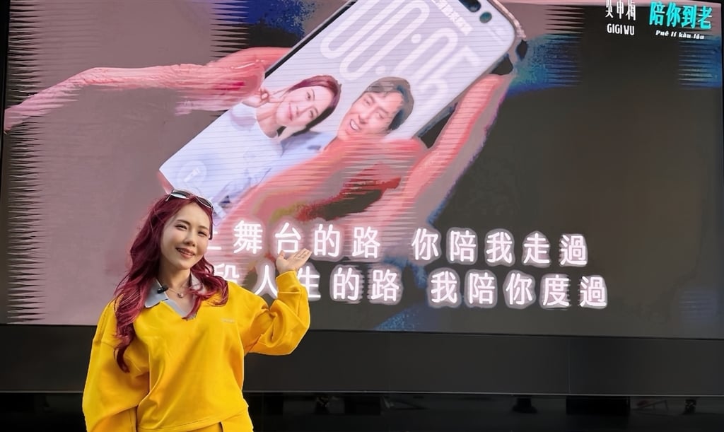 吳申梅新歌MV出現在西門、信義區電視牆，興奮合影留念（圖／喜上梅梢娛樂）