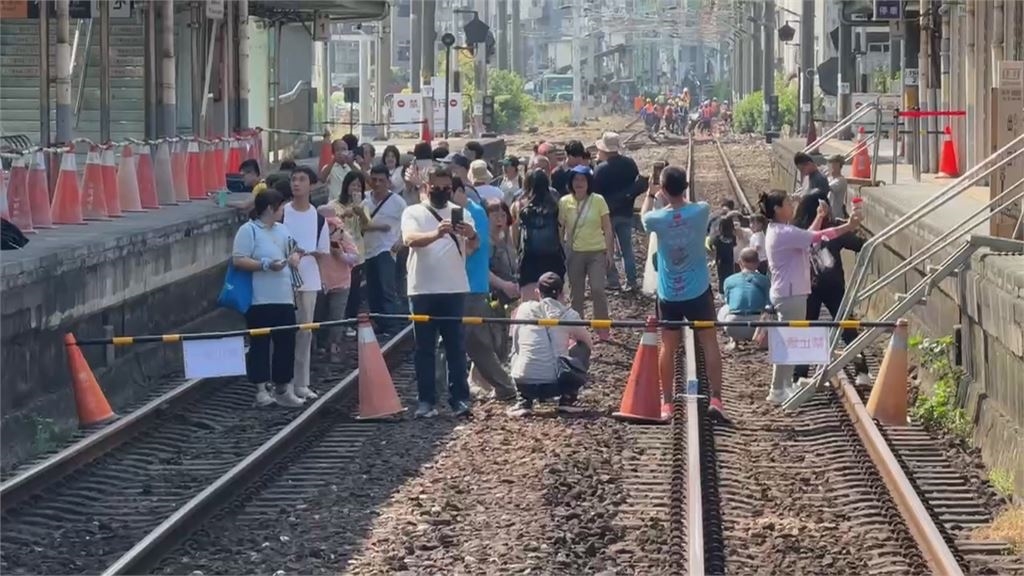 新舊兩樣情！　台南舊車站軌道限時開放　新站出口無斑馬線　民眾違規穿越