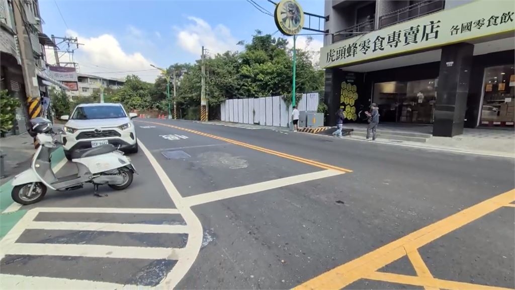 台中「超窄人行道」僅手掌寬! 網友:練過閃身步才能走
