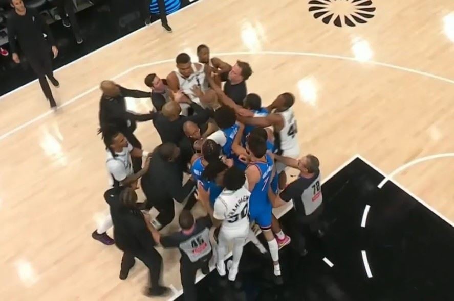 NBA(影)/開幕戰爆大場面!福克斯摔倒216公分長人 雷霆3個威廉斯竟全吃T