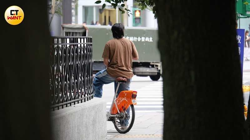 將愛車停妥後，李東洺熟練地租借共享單車騎進大巨蛋。（圖／本刊攝影組）