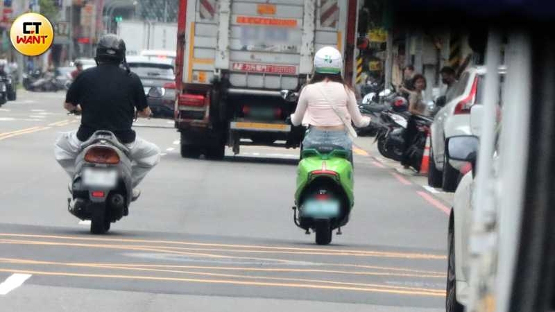 下午4點多，瑟七騎著共享機車，獨自前往超市採買食材。（圖／本刊攝影組）