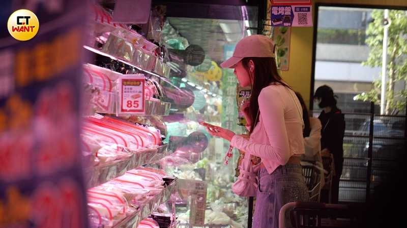 站在架前挑選食材時，瑟七不時對著手機螢幕比對，似在研究愛心食譜。（圖／本刊攝影組）