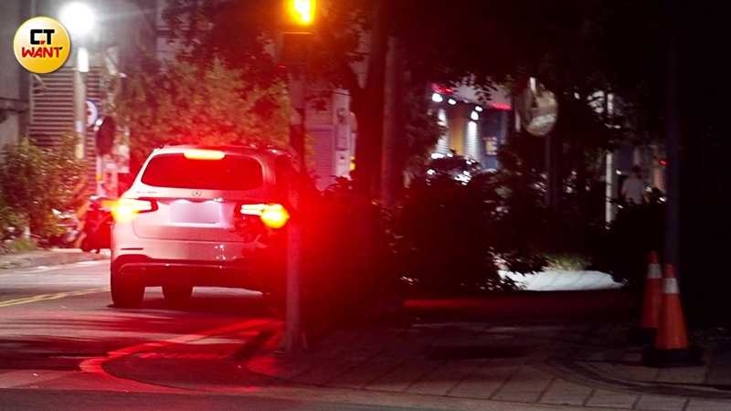 約莫一小時後，結束征戰的李東洺開車返回愛巢，展開兩人世界。（圖／本刊攝影組）