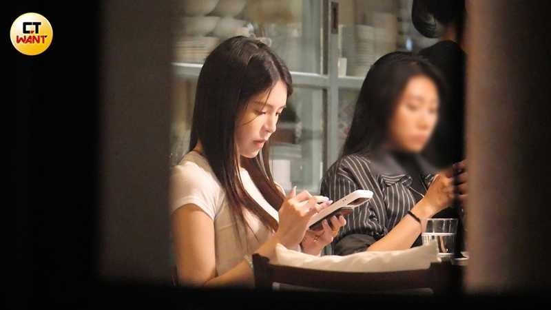 稍晚闕沐軒搭公車與友人會合吃高檔私廚。(圖/本刊攝影組)