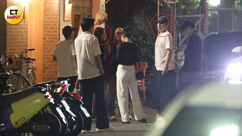 王大陸與女友闕沐軒前往中山區的串燒餐廳,煙癮不小的王大陸用餐過程中數度與友人到門口抽菸解癮。(圖/本刊攝影組)