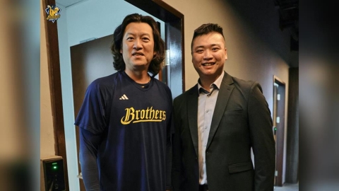 中職／凍齡男神看不出差20歲！鄧愷威與王建民留跨世代強投合影！網驚：根本像兄弟