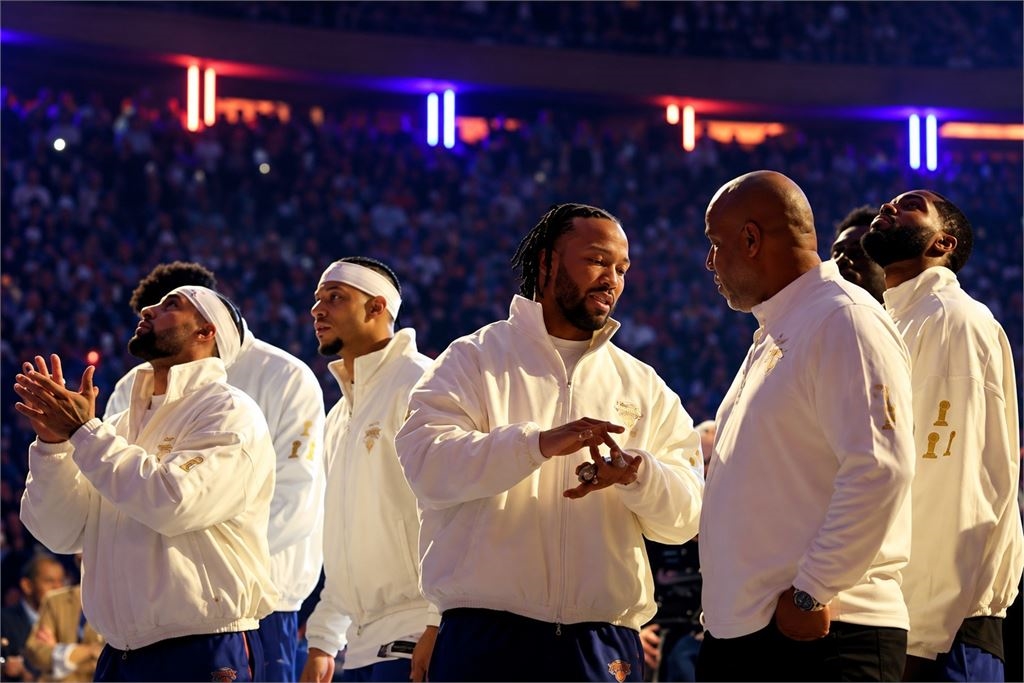 NBA(影)／苦等53年終於圓夢！尼克升起冠軍旗幟　布朗森仰望歷史性一刻感動全場