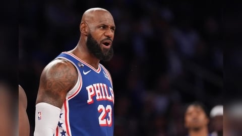 NBA(影)/詹皇七六人首秀F開頭字怒嗆尼克球迷!不小心連洛杉磯都罵進去了