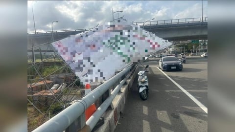 薔琵逼近!強風吹倒苗栗看板 繩索如「血滴子」擊落騎士