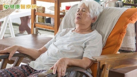 天氣轉涼「長輩心情也轉涼」!當心季節性憂鬱發作 專家授四招護情緒