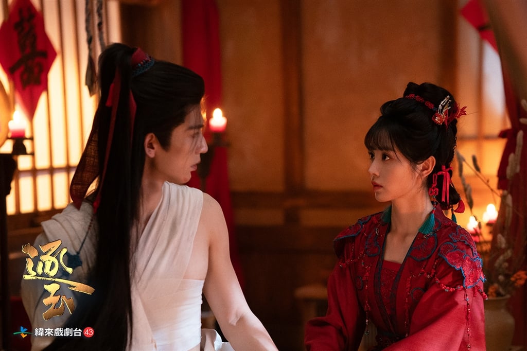 張凌赫（左）在逐玉飾演將軍，與田曦薇有精彩對戲