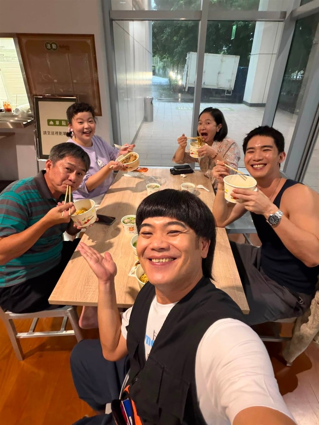 洪都拉斯與《豆腐媽媽》演員們感情非常好。/ 翻攝洪都拉斯FB