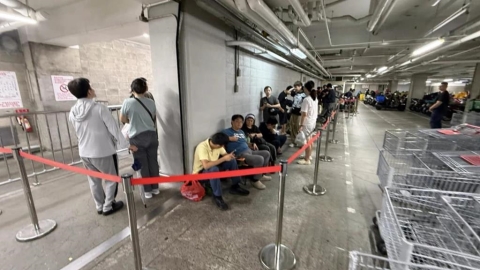 5分鐘就搶光!iPhoneDuo開賣 美式賣場民眾夜排18小時搶購